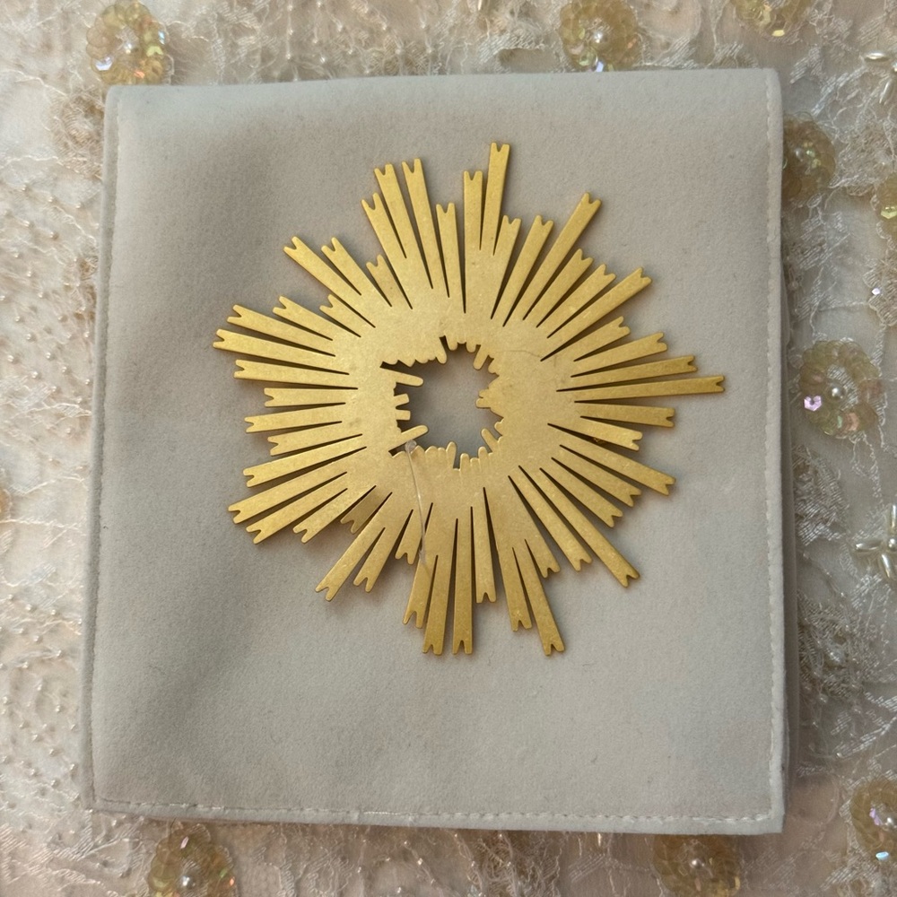 KHOI Riza Brooch - Picture 7 of 7